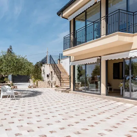 Simona Con Giardino Villa